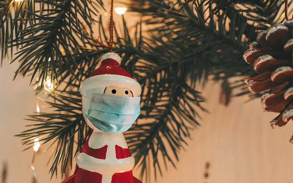 Santa ornament wearing Covid mask